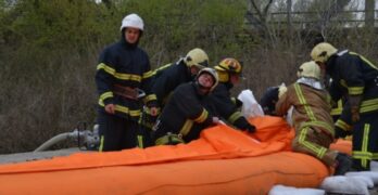 Баща и син са били спасени от удавяне при операция на полицаи и огнеборци в село Долно Черковище