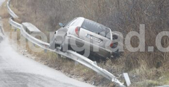 В Свиленградска „Ланчия“, пълна с бежанци, „кацна“ върху крайпътна мантинела