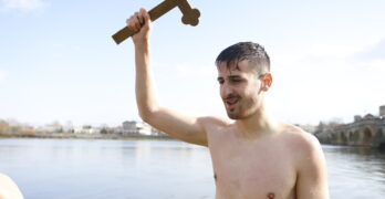 В Свиленград професионалният футболист от американската сокър лига Калоян Пехливанов спаси кръста /снимки, видео/