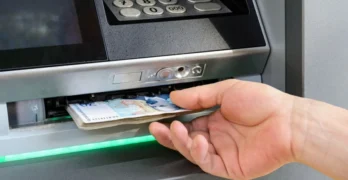 Малчугани теглят стотици евро с чужда карта, полицаите ги задържат