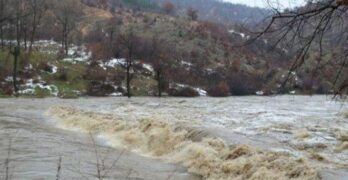 Двама багеристи са спасени от придошлите води на река Арда