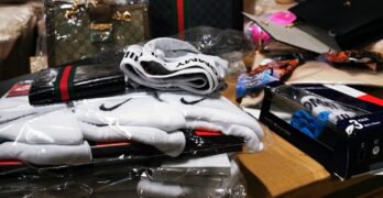 Свиленградските митничари от МП Капитан Андреево задържаха близо 27 500 „маркови“ дрехи