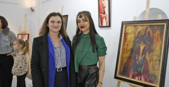 Габриела Тръндева дари картината си „Пазител“ на арт галерията в Свиленград