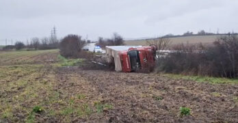 Турски шофьор, с 3,18 промила алкохол в кръвта, обърна тира си между Харманли и Симеоновград