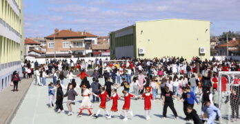 Черешовото топче гръмна в свиленградското СУ „Д-р Петър Берон“ в чест на Националния празник 3 март /видео, снимки/