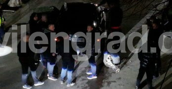 В Свиленград: BMV нацели паркиран VW, изхвърча му предно дясно колело/снимки/