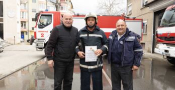 Пожарникарят Димитър Димитров бе изпратен с водни струи в заслужен отдих /видео/