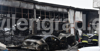 50 автомобила изгоряха в автокомплекс, разследват за умишлен пожар