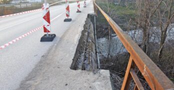 Движението през моста на км 370 на Републикански път I-8 Свиленград-Капитан Андреево е ограничено само за транзитно преминаващи камиони над 12 т