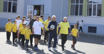 Футболно шоу, в стила на финал от шампионска лига, изиграха ученици и учители от свиленградското СУ „Д-р Петър Берон“/снимки, видео/