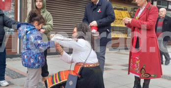 Кметът на Свиленград арх. Анастас Карчев раздаде мартеници в центъра на Одрин