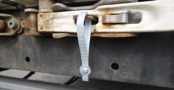 Задържаха шофьор от Свиленград с три тона фалшиви стоки, каросерията запечатана с фалшива митническа пломба