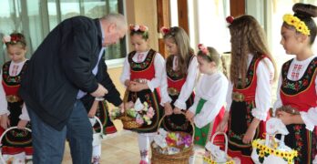 Лазарки гостуваха в дома на Кмета на община Любимец Анастас Анастасов