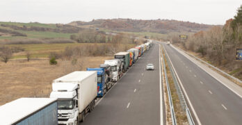 Край Свиленград терорът на тировете не спира, опашката на АМ „Марица“ наближава Любимец/видео/