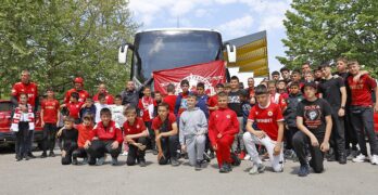 50 свиленградчанчета пяха „Още от дете…“, преди тръгването си за мача ЦСКА – Лудогорец/видео/