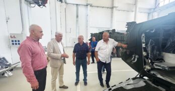 Министърът на отбраната Димитър Стоянов инспектира напредъка по сглобяването на бойните машини „Страйкър“