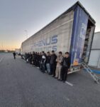 „Гранична полиция“ задържа 14 мъже, укрити в камион с минерална вода от Турция