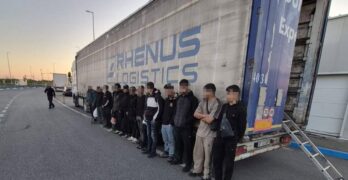 „Гранична полиция“ задържа 14 мъже, укрити в камион с минерална вода от Турция