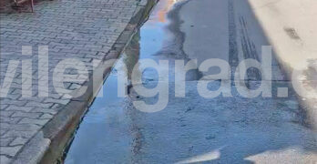 Забелязано в Свиленград: От две седмици си извира вода от асфалта/видео/