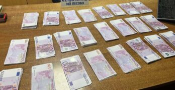 Митничари на пункт Лесово задържаха недекларирани 150 000 евро