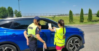 Деца раздават брошури по пътна безопасност на водачите в Свиленград