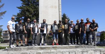 В Свиленград рокери от мотосрещата в града се поклониха пред паметника на загиналите във войните/видео, снимки/