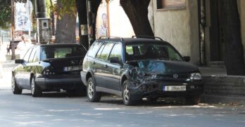 Нощно меле: Пикап смачка две паркирани коли на бул. „България“