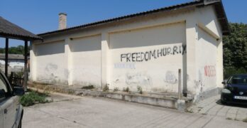 Нелегални позиви „Затворете лагера  „Пъстрогор“ се появиха в свиленградското село, читалището ошарено с FREEDOM и NO BORDERS
