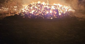 Пожар горя снощи в село Пашово, община Свиленград. 11 000 бали са на пепел