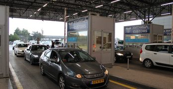 Конфискуваха близо 20 000 къса контрабандни цигари на „Капитан Андреево“ и маркови ментета на пазара в Димитровград