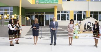 Кметът на Свиленград Анастас Карчев удари първия звънец за новата учебна година в ОУ „Христо Ботев“, с. Левка/видео, снимки/