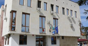 Свиленградският съд оправда чужденци, развявали плакати пред бежанския център в Пъстрогор