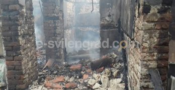 Къща изгоря до основи след два последователни пожара в село Лозен, община Любимец, задържан е синът