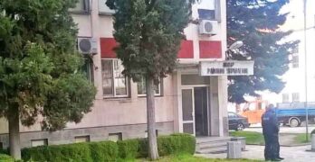 Младеж разби хале за ножове и консерви