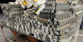 Контрабанда в куфари: Задържаха над 6 250 кутии цигари на „Капитан Андреево“/видео/