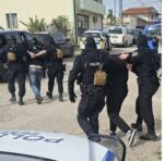 В Свиленград полицаи задържаха местни за наркотици, в дома на единия откриха марихуана и незаконни пушка и патрони/видео/