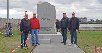 Забелязано в Свиленград: Монтираха 4-тонен гранитен къс за барелефа на Ивайло Балабанов/снимки, видео/
