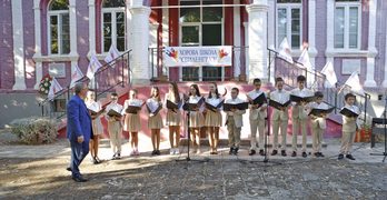 Забелязано в Свиленград: В Червеното училище се състоя концерта „Пейте с нас“ по проект „Гласове в цветове“ на Хорова школа „Свиленград“/снимки и видео/