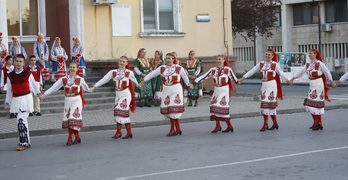 В Свиленград се надиграваха на площад „5 октомври“/снимки/
