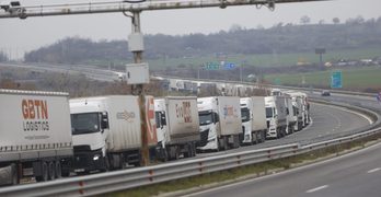 Край Свиленград: Чужденец застигна и удари отзад наш шофьор на АМ „Марица“, опашката от тирове стигна Любимец