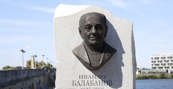 Барелефът на Ивайло Балабанов е готов, откриването е утре от 11:00 часа/видео, снимки/