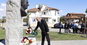 В Свиленград откриха паметник-барелеф на поета Ивайло Балабанов