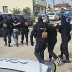 В Свиленград полицаи задържаха местни за наркотици, в дома на единия откриха марихуана и незаконни пушка и патрони